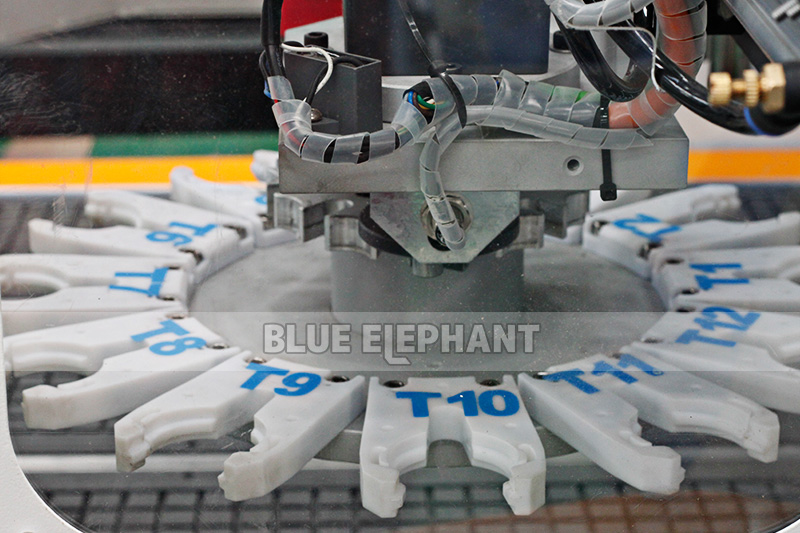 自动换刀开料机