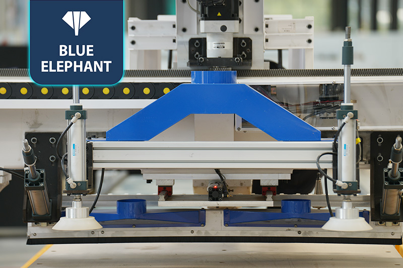 直排换刀加工中心+上下料贴标