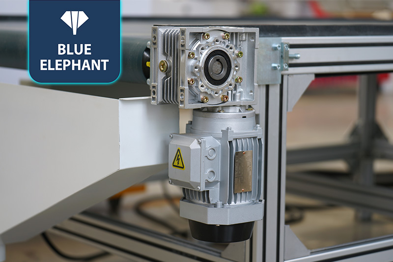 直排换刀加工中心+上下料贴标